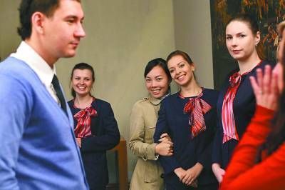 当大学生与机器人共成长 科技浪潮下的礼仪新思