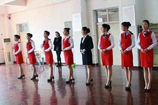 翱翔蓝天，礼仪先行 四川航空学校空乘专业招生报名条件及礼仪服务解析